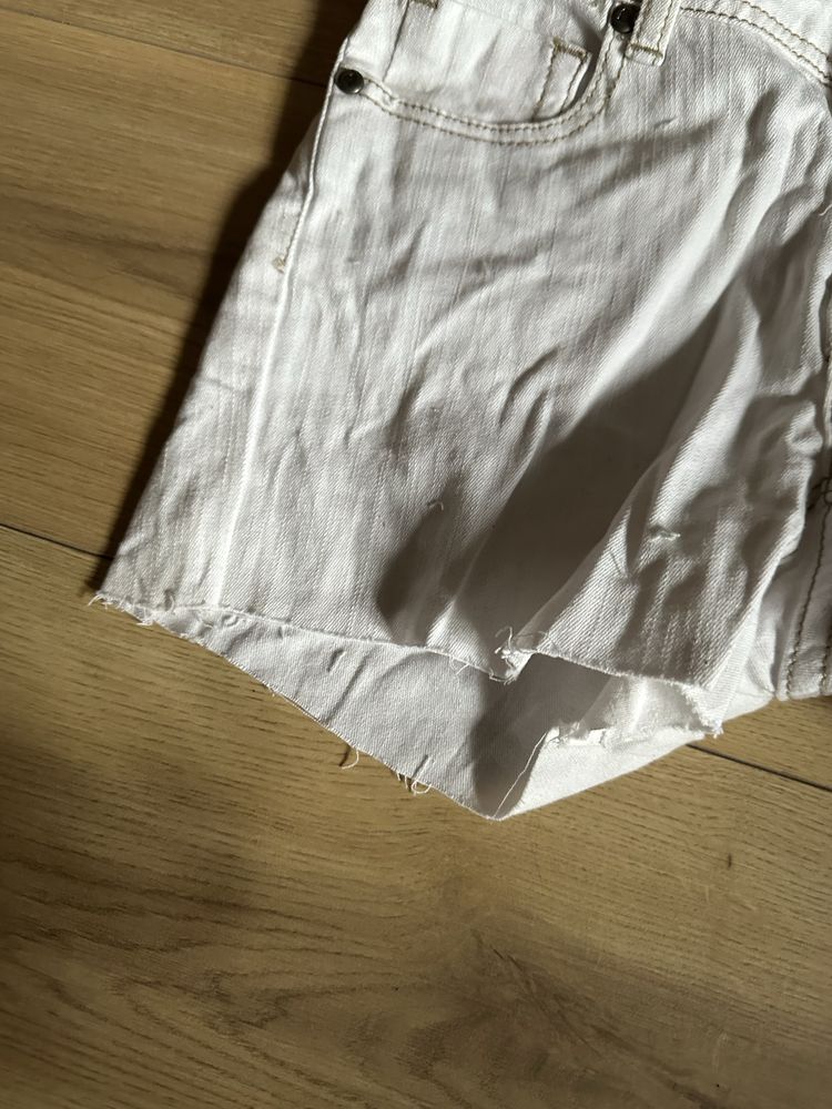 Białe jeansowe spodenki mbl 38
