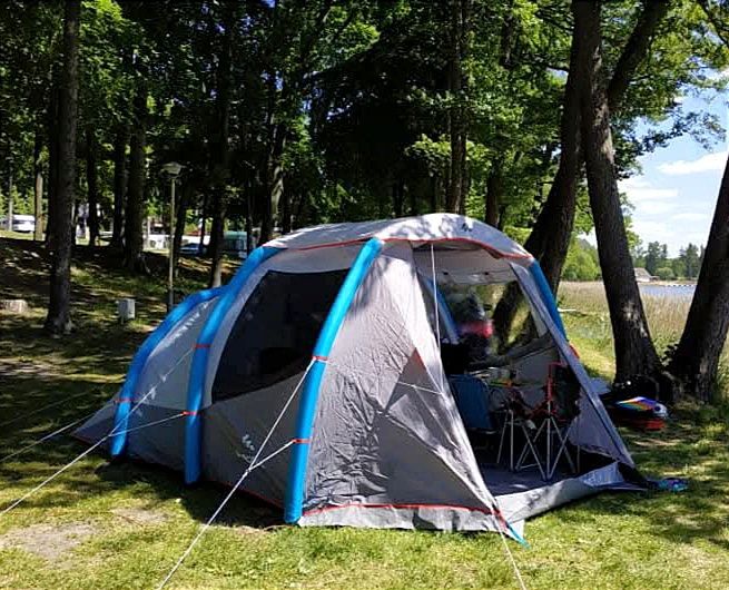 Namiot z materacami, szafką i pompką