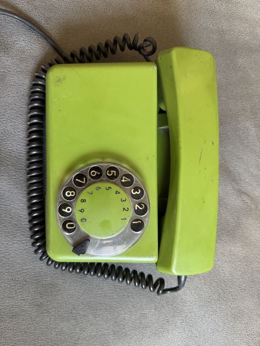 Dwa stare  telefony