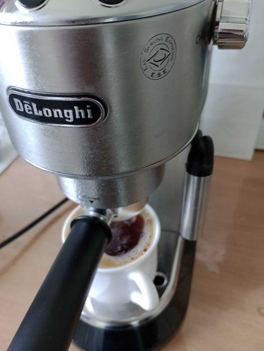 Рожковая эспрессо‑кофемашина  EC680.M из серии Dedica от DeLonghi .