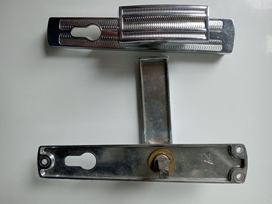 Дверная ручка с накладкой, никелированная. СССР