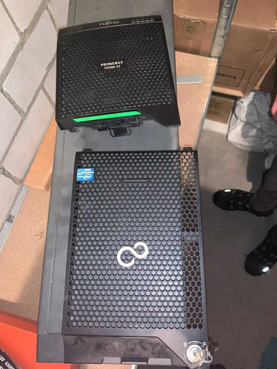 Server Fujitsu Primergy TX 300 S7