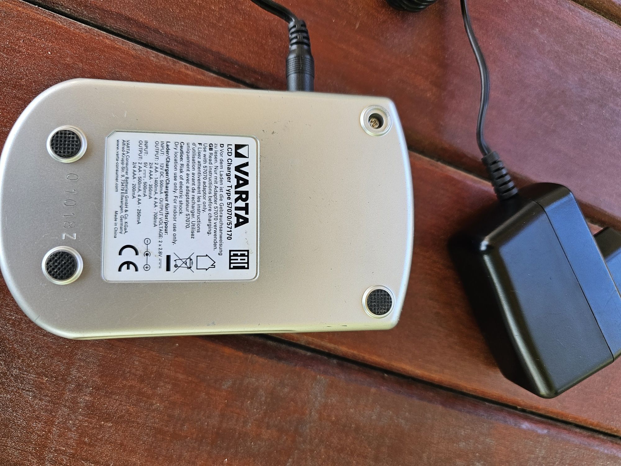 Ładowarka Varta LCD Charger 4 AA, AAA