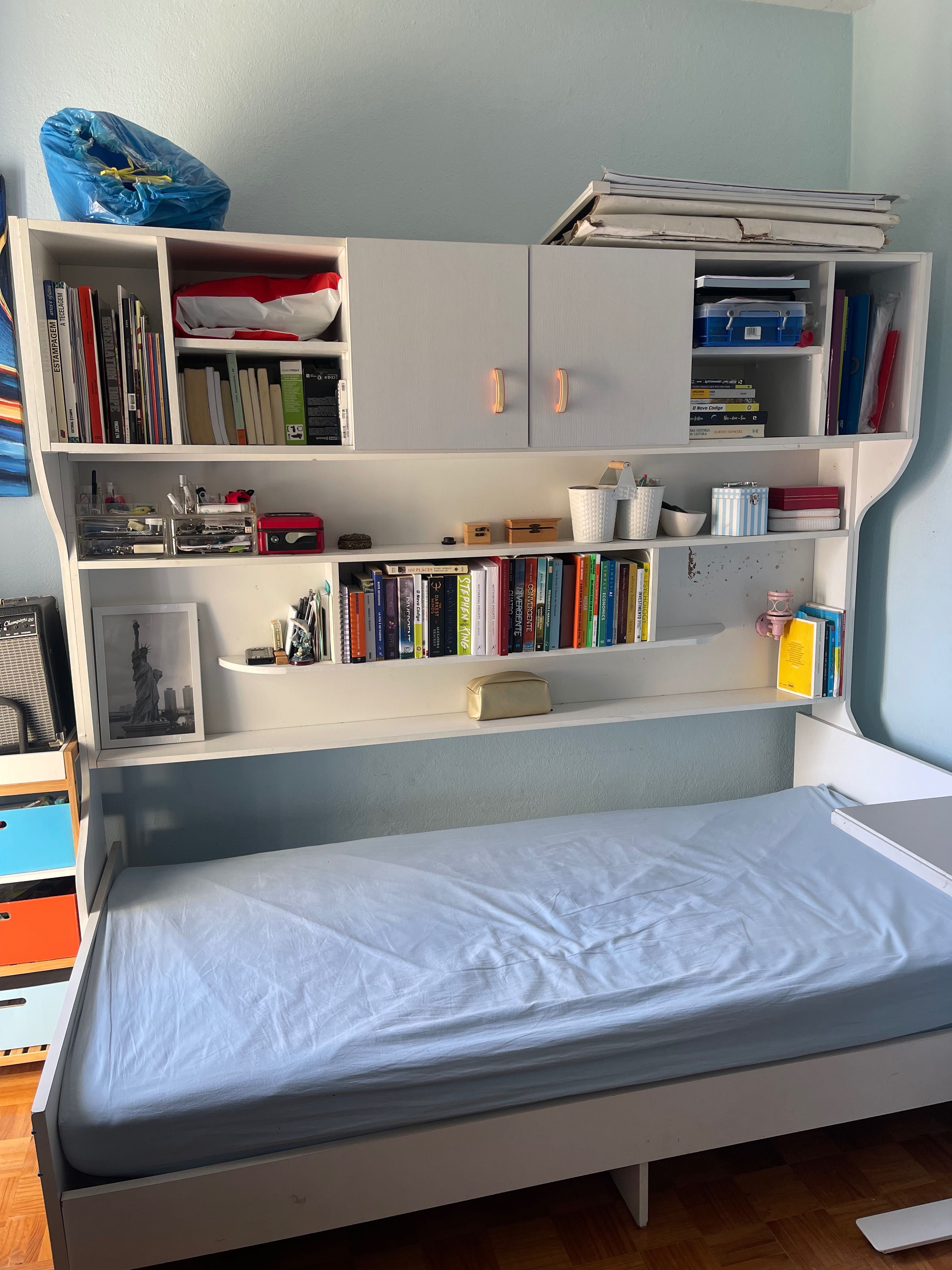 Cama individual com arrumação + colchão + lençóis e fronhas.