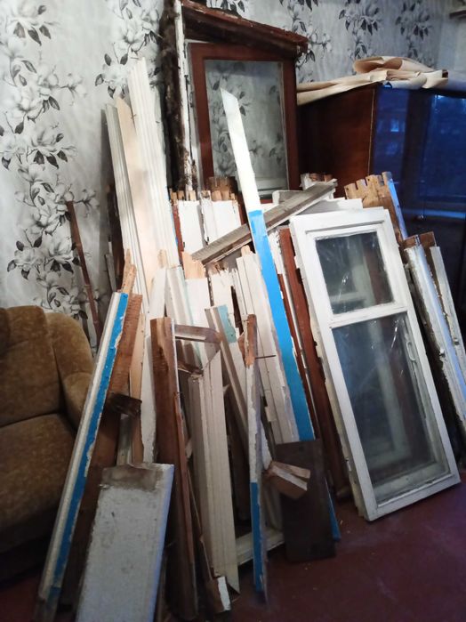 Двері дерев'яні 4 шт., лутки (порізані), вікна   б/у, стан на фото