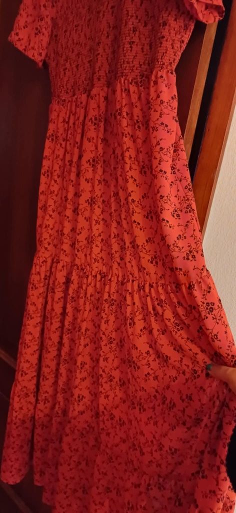 Vestido comprido e fluido com forro da zara