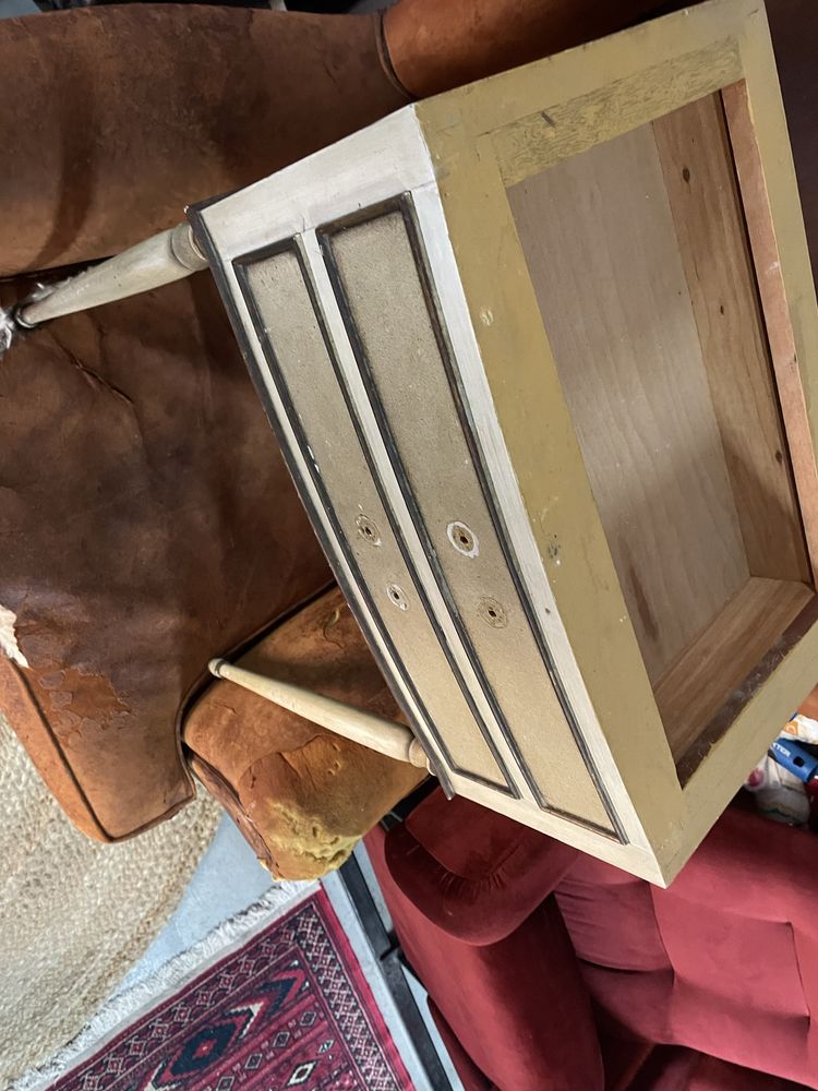 Mesa de cabeceira para restaurar