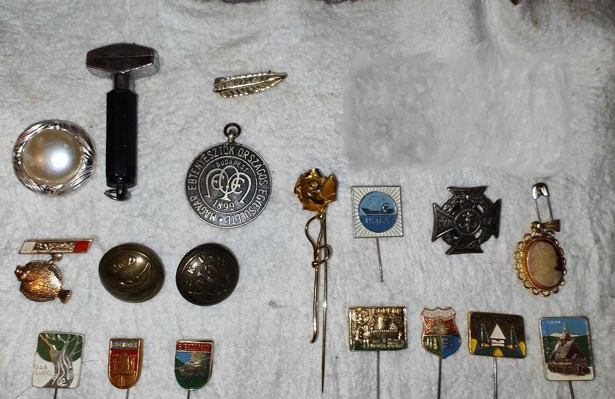 Kolekcja 34 metalowych znaczków, wpinek i przypinek z okresu PRL