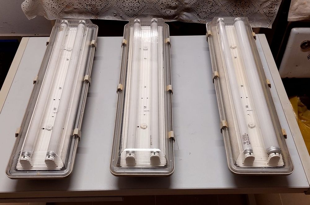 Trzy lampy hermetyczne, jak nowe.