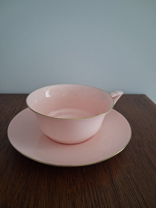 Sprzedam piękną kolekcjonerską filiżankę z fabryki porcelany Ćmielów.