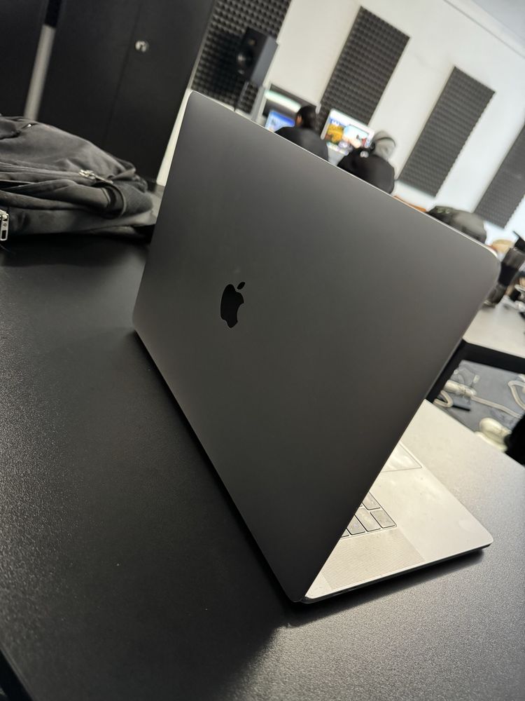 Macbook Pro 15” - i7 - 1Tb SSD - 16 Gb Ram