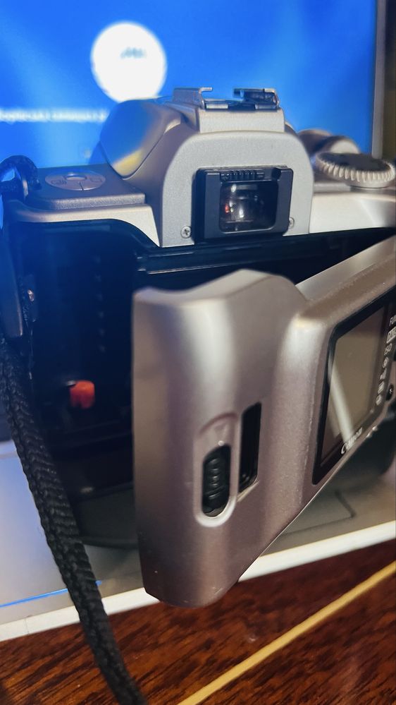 Фотоапарат Canon EOS 300 v