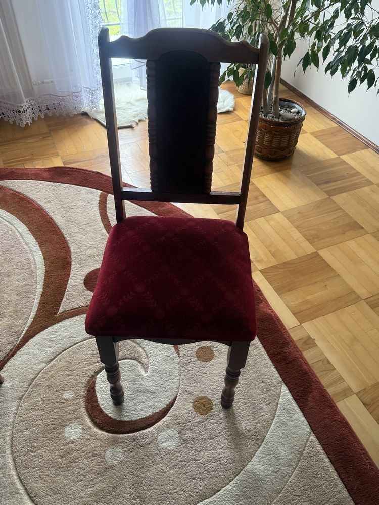 Duży rozkładany stół i komplet ośmiu krzeseł.