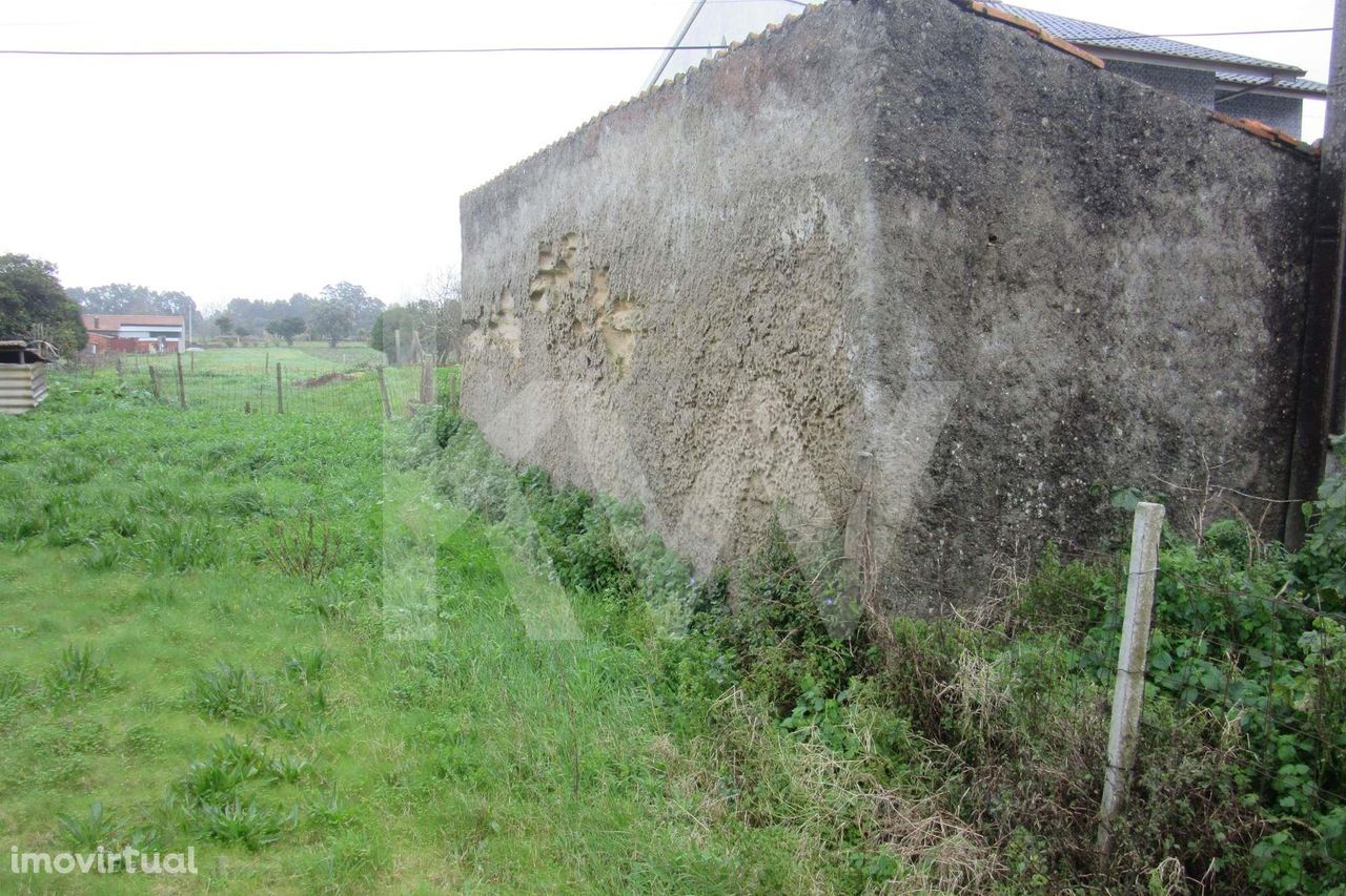 Terreno para construção com casa em ruínas e duas frentes