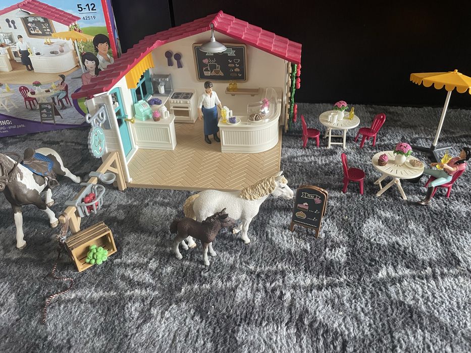 Kawiarnia + gratisy marki Schleich 42519 + 2x gratis kucyki