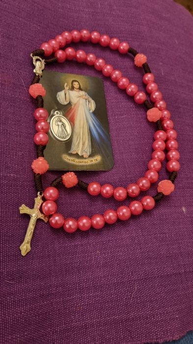 Śliczny różowy Różaniec,na łącznikach rzeżbione różyczki+karta z P.Jez