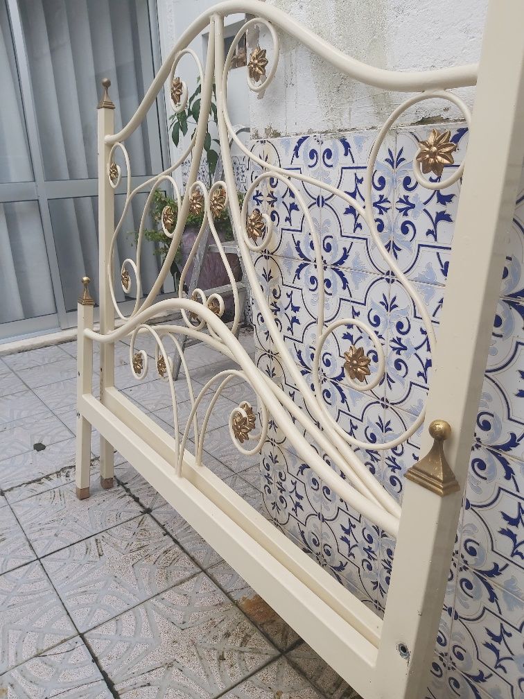 Cama de ferro antiga