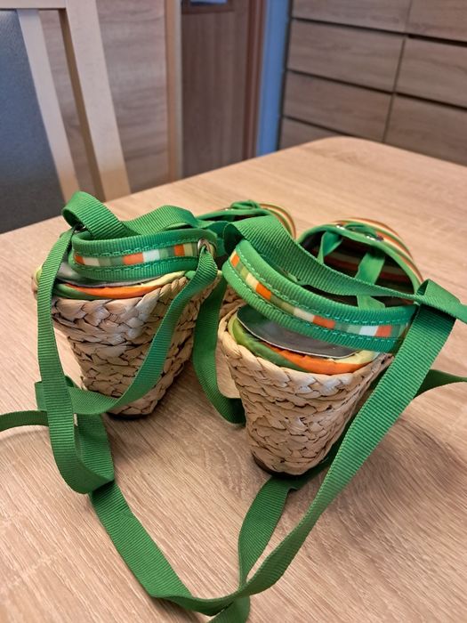 Sandały na koturnie