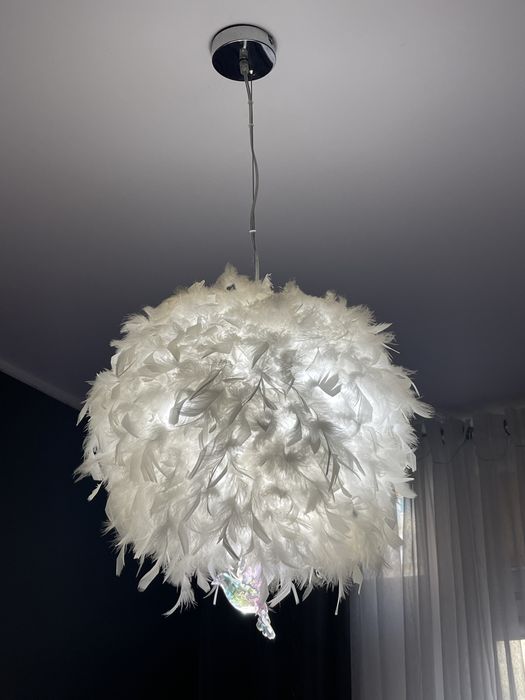 Lampa z piorkami biala