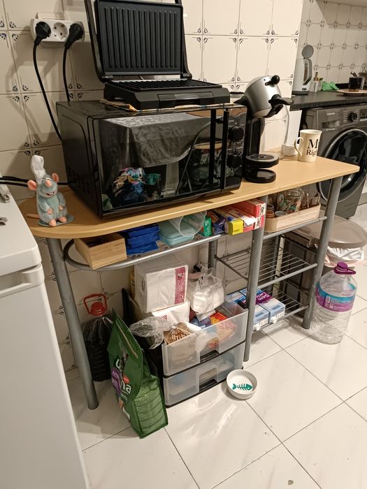 Mesa de apoio com duas cadeiras