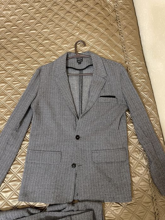 Сірий костюм напівкласика