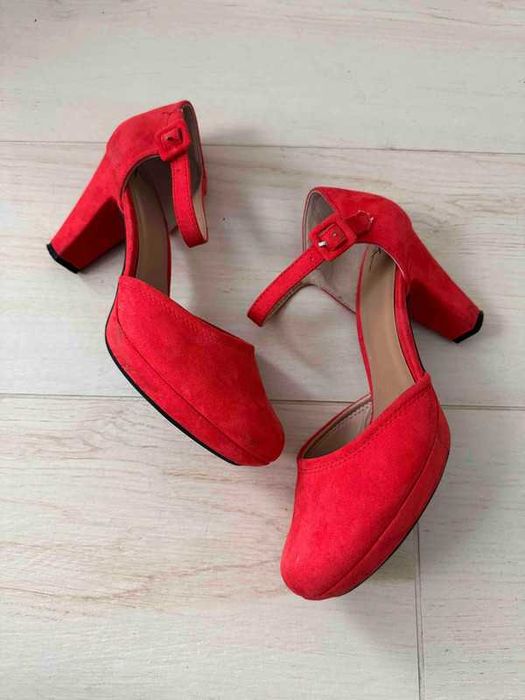 Czerwony buty na obcasie zapinane na kostce r. 39