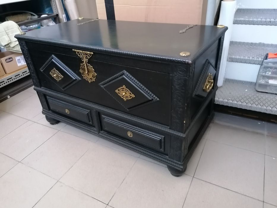 Arca antiga em preto