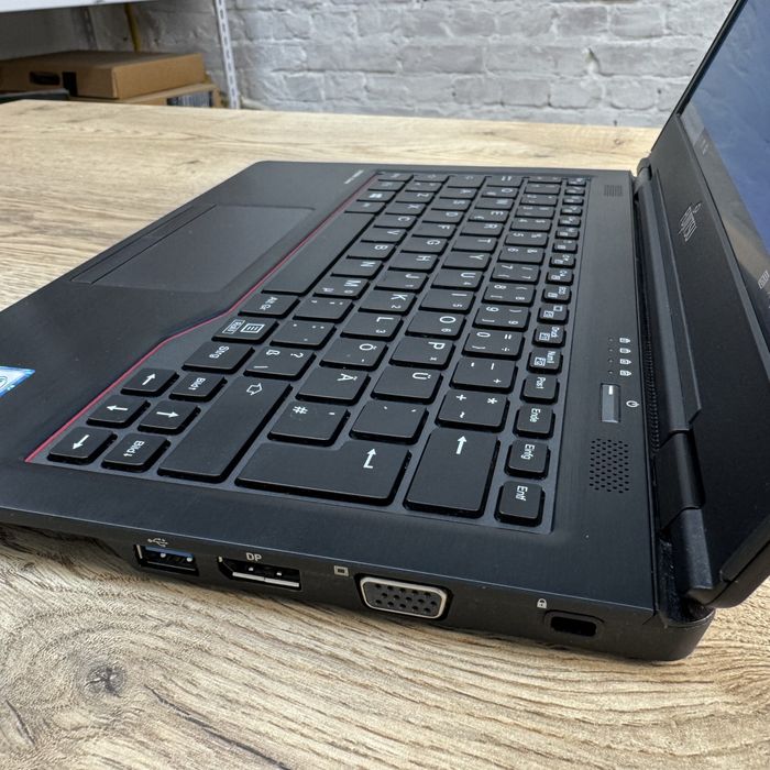 Ноутбук Fujitsu Lifebook U727  i5-6200u/8Gb/256SSD 4G