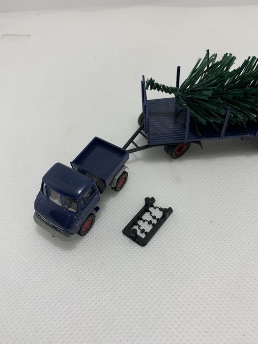 Miniatura Unimag com reboque e arvore Brekina escala H0 1/87