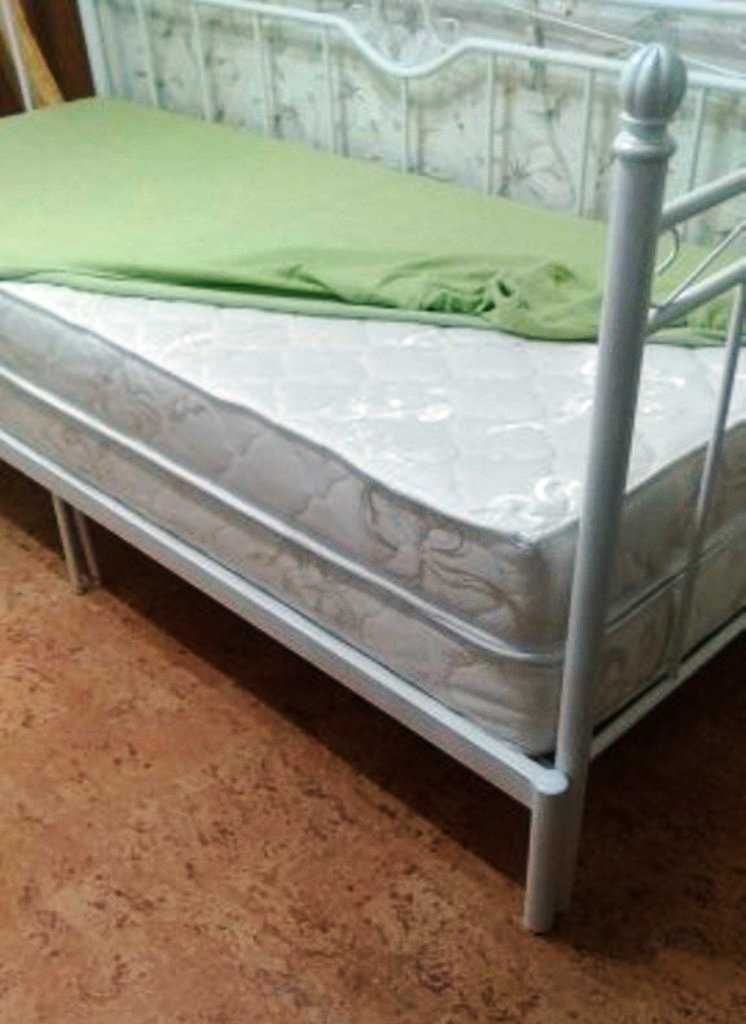 Кровать раздвижная, металл, белая, из JYSK, с матрацем