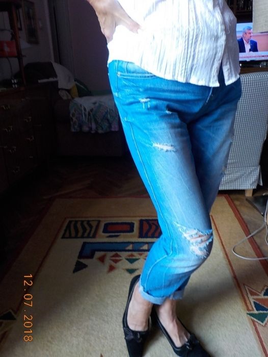 Spodnie z "dziurami"- jeans AMISU typu Boyfriend Skinny- rozm.28