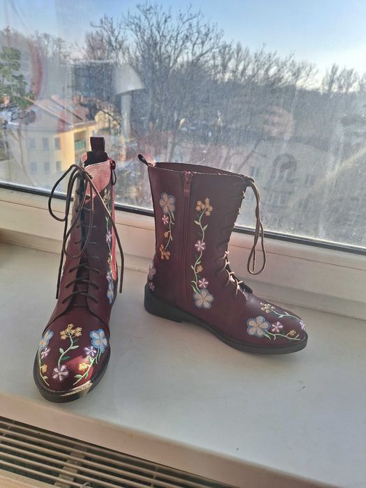 Bordowe botki w kwiaty