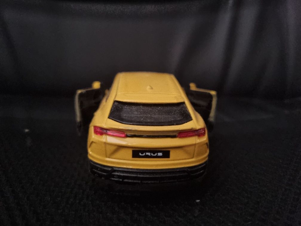 Lamborghini urus Amarelo