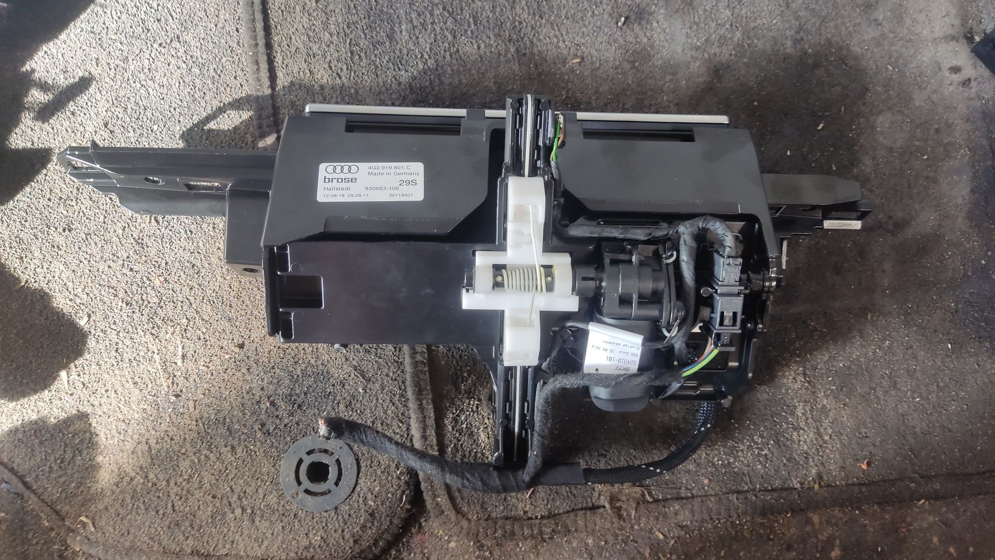 Winda mechanizm ekranu ekran navi audi A6 C7