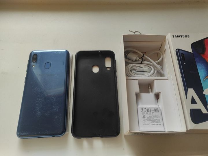 Samsung A20e, przód bez rys, zabezpieczony szkłem, bateria stan dobry