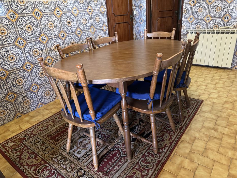 Mesa e cadeiras