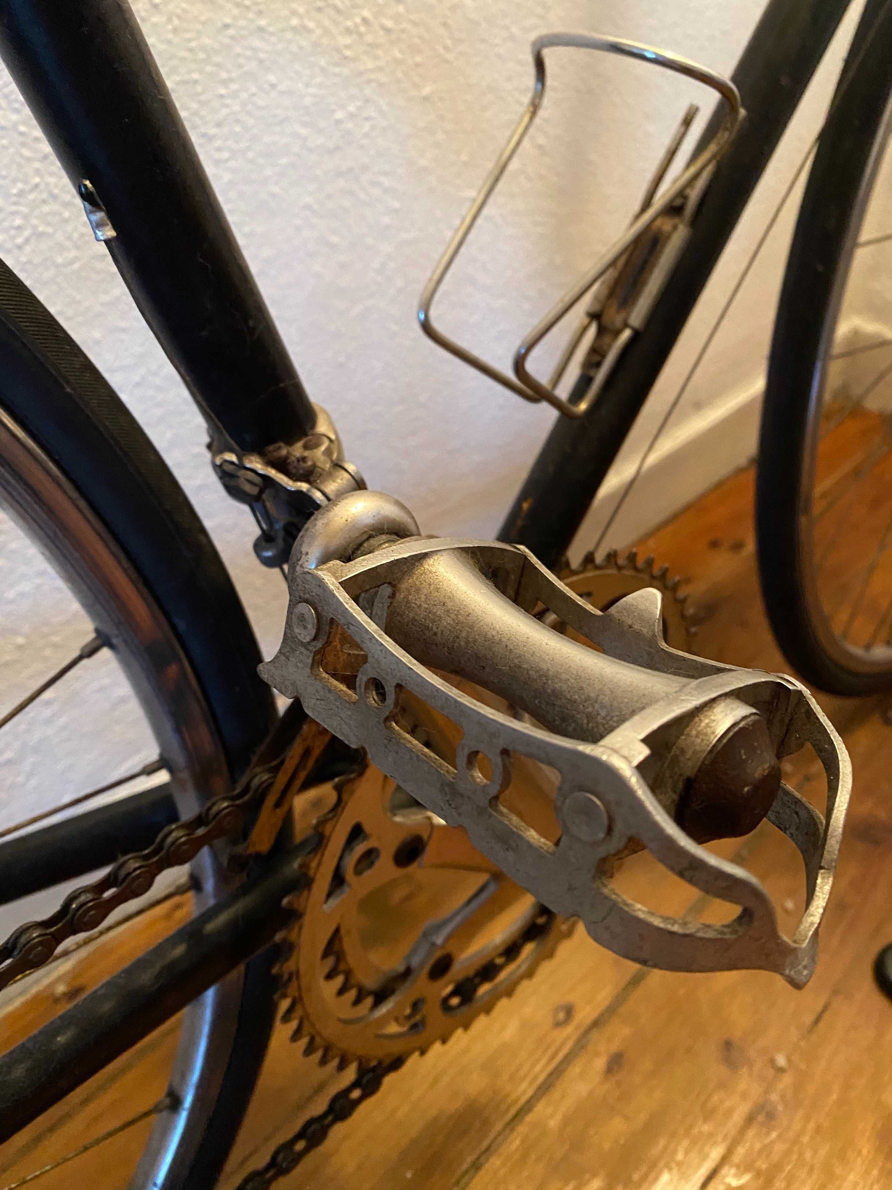 bicicleta corrida + bomba de ar de pé + cadeado Lock Force e capacete