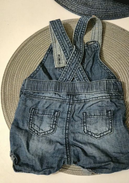 Niemowlęce szorty na szelkach