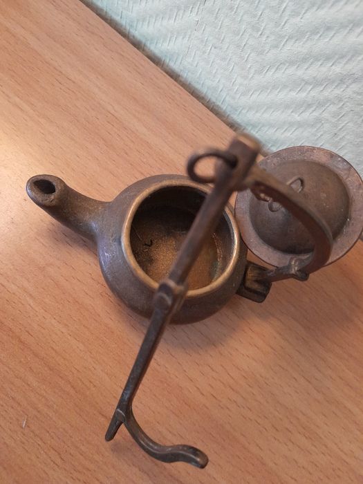 Lampka oliwna z mosiądzu stojącą i wisząca