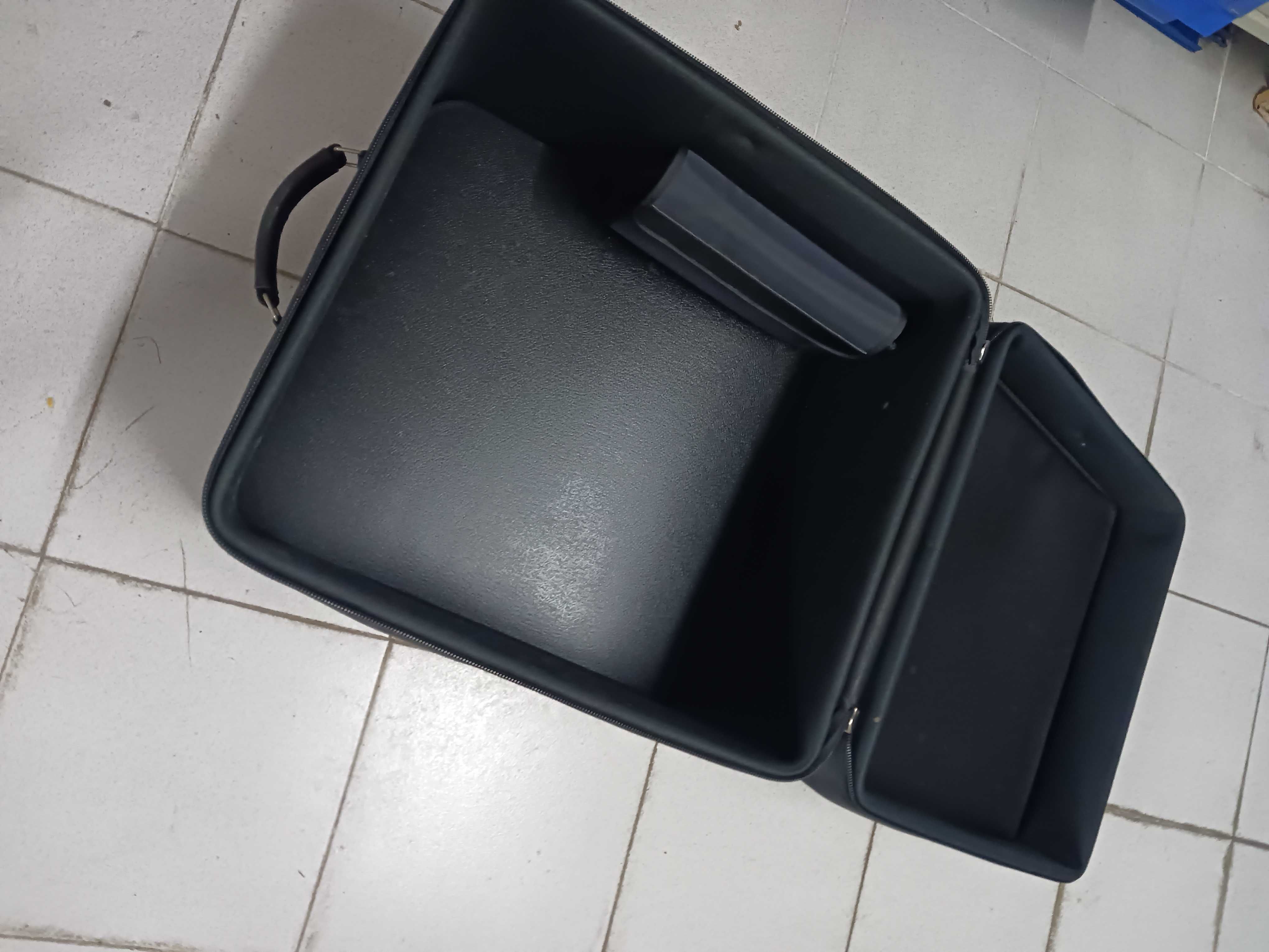 Mala grande em tecido muito resistente com pegas