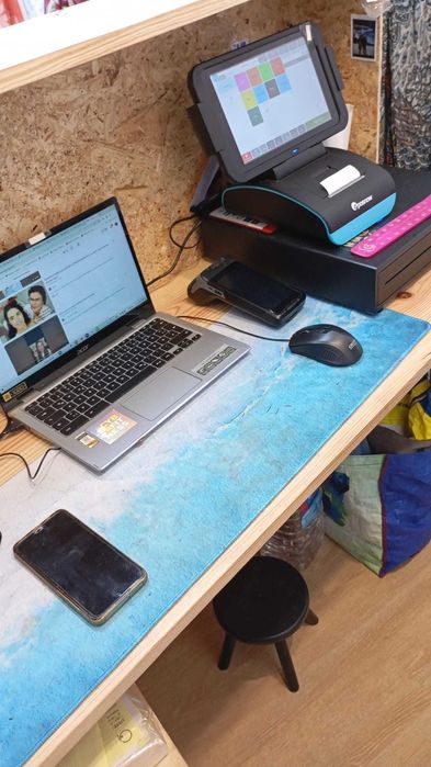 Balcão de madeira disponivel até 27/10/2025