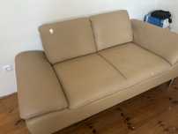 Sofa na metalowych nóżkach