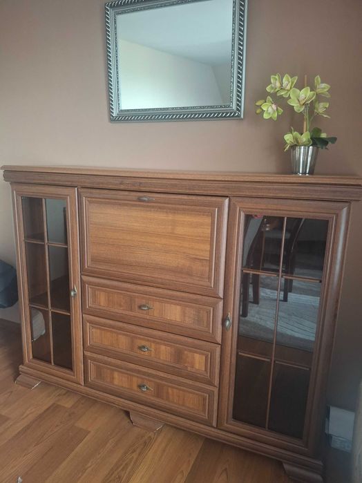 Witryna szklana z szufladami