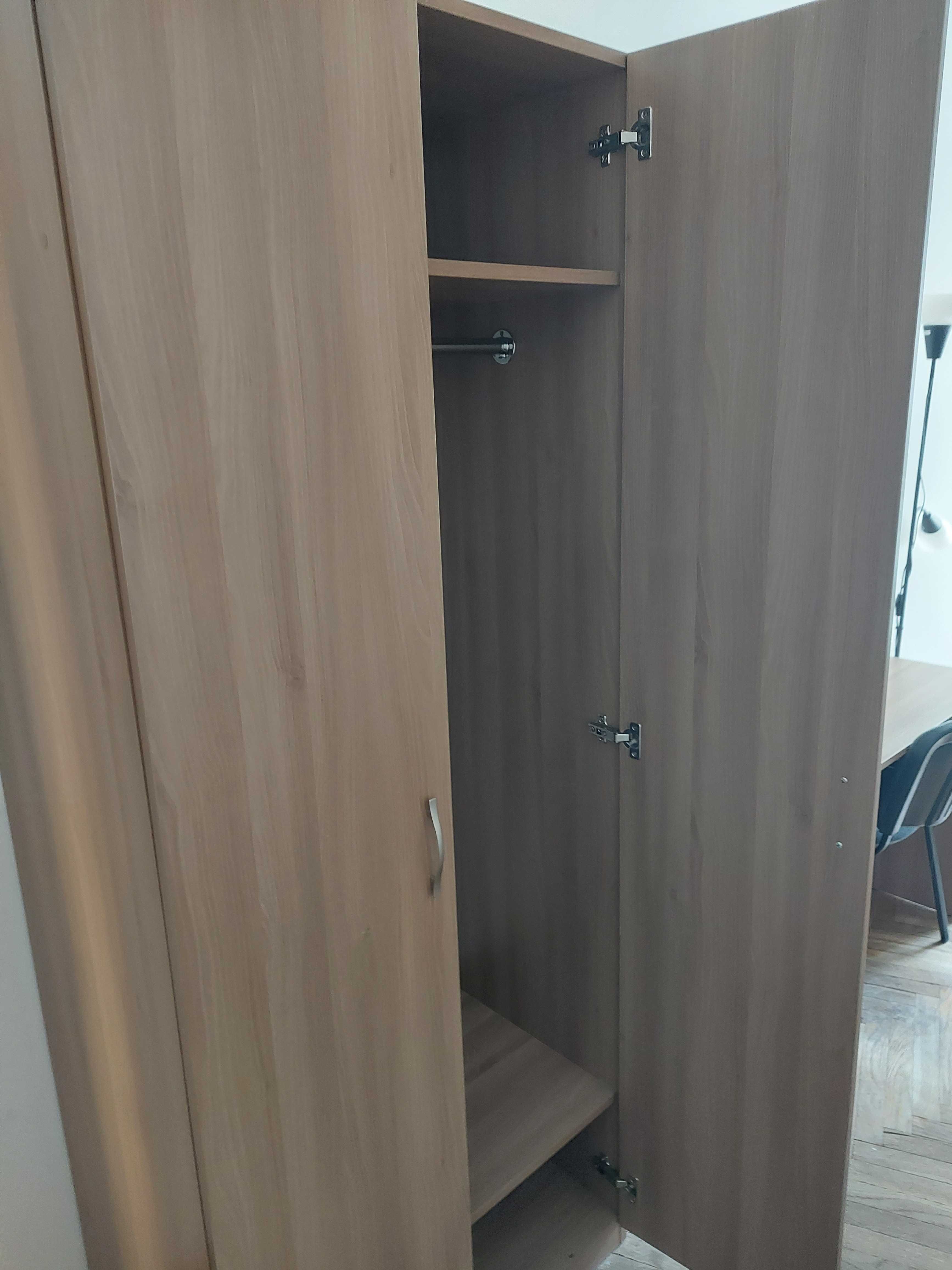 Solidna szafa dwu drzwiowa o wymiarach 80cm szer 55cm głęb 200cm wys