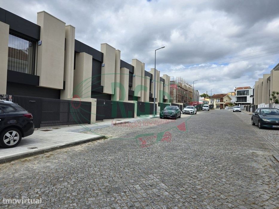 Moradia 2 Frentes Em Construção (3 Suites)
