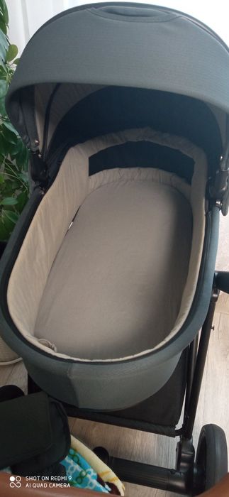 Коляска 2 в 1 Roan Ivi в сірому кольорі.