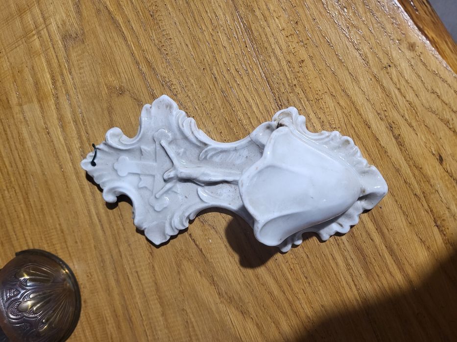 Stary porcelanowy krzyż kropielnica z porcelany