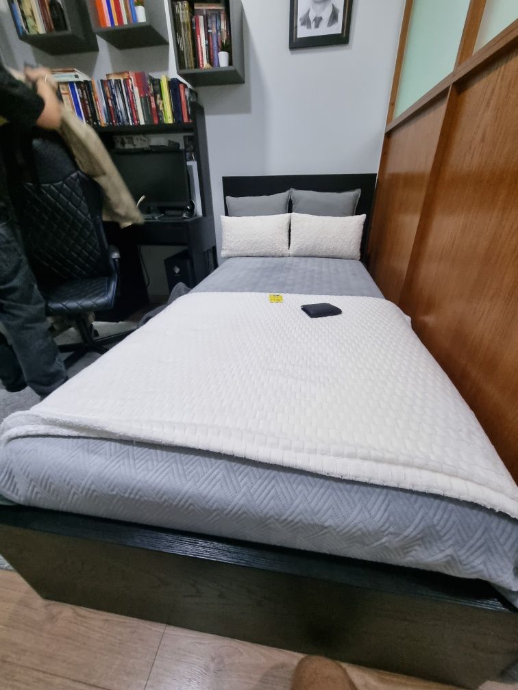 Cama corpo e meio Malm ikea com 2 gavetas
