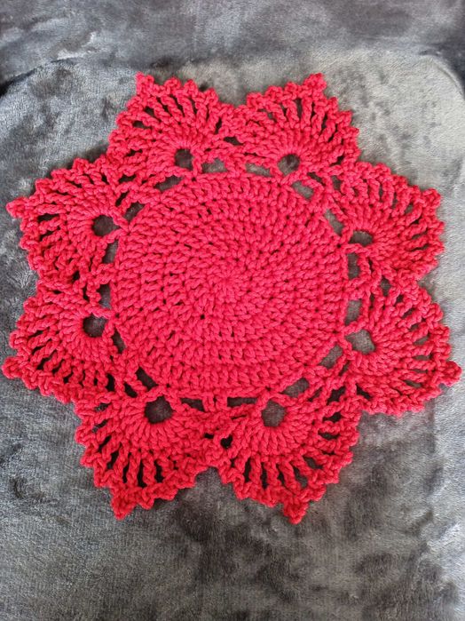 Czerwona serwetka na szydełku