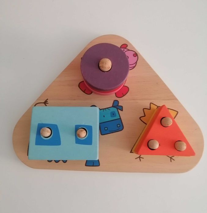 Jogo infantil de ajuste de formas, em madeira, da Djeco